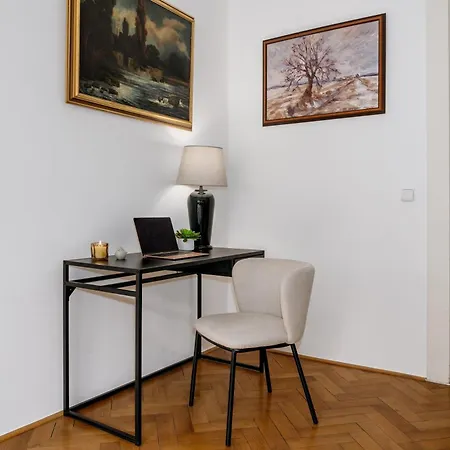 Days - One-bedroom With Workspace In The Old Town דירה