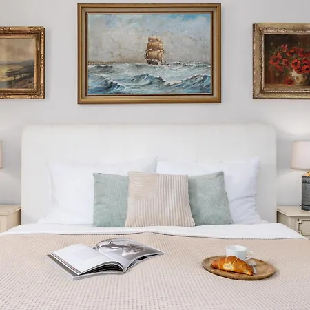 Days - One-bedroom With Workspace In The Old Town
