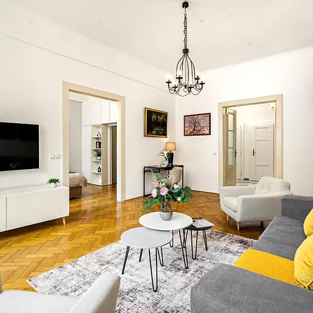 Days - One-bedroom With Workspace In The Old Town