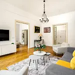 Days - One-bedroom With Workspace In The Old Town