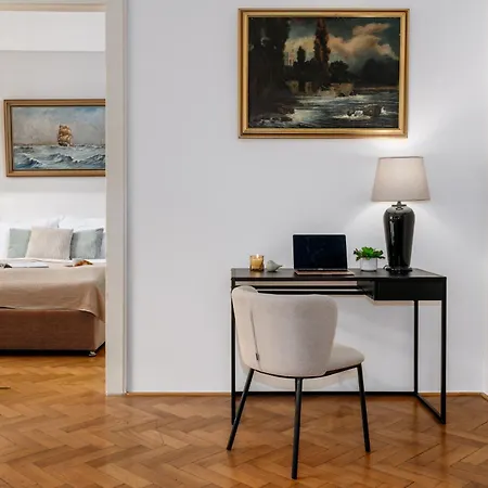 Days - One-bedroom With Workspace In The Old Town Lägenhet *